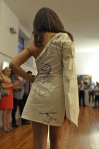 Abito creato da Azzurra di Lorenzo e disegnato dagli artisti di Spazio Tadini per Artonlife